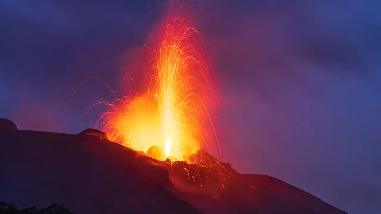Spektakuläre Eruption eines Vulkans in Europa. Glühende Lava schießt in den Nachthimmel, ein beeindruckendes Naturschauspiel.