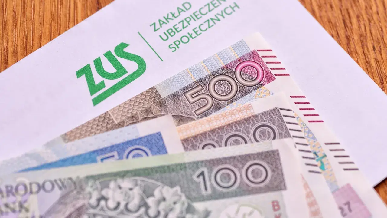 ZUS i polskie banknoty, w tym 500 zł i 100 zł. Czy to już kwota na 14 emeryturę?