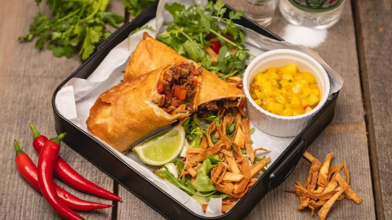 Chrupiące rolki z nadzieniem mięsnym i warzywnym, podane z salsą mango, sałatką i limonką. Prawdziwy smak tex mex!