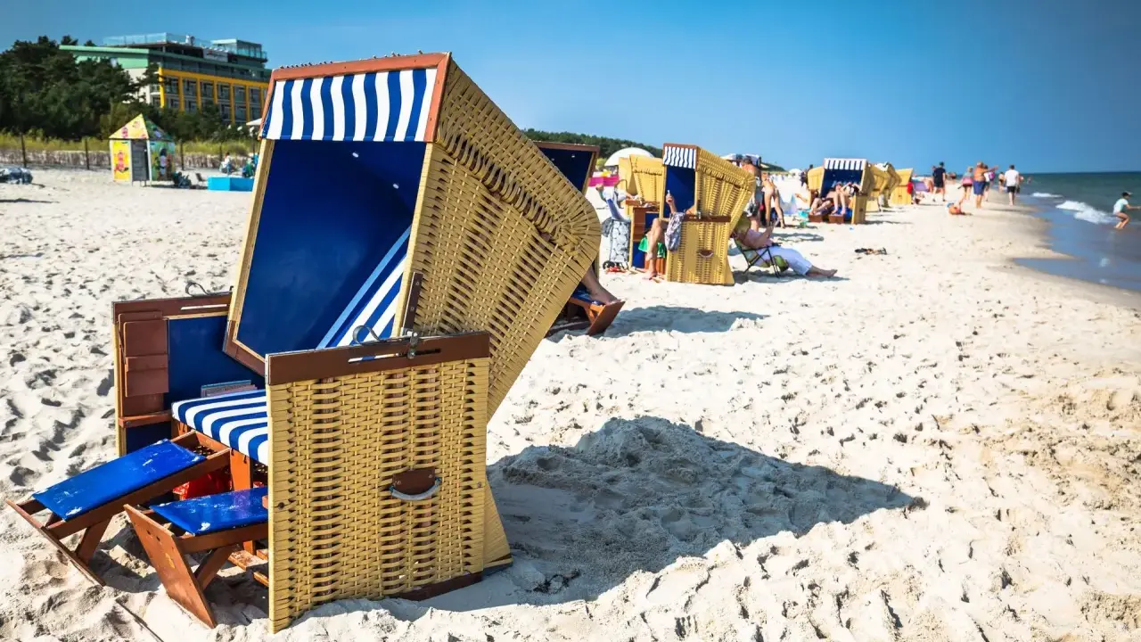 Wygodne kosze plażowe, idealne na wakacje. Warto pamiętać o opłacie miejscowej, by móc w pełni cieszyć się wypoczynkiem nad morzem.
