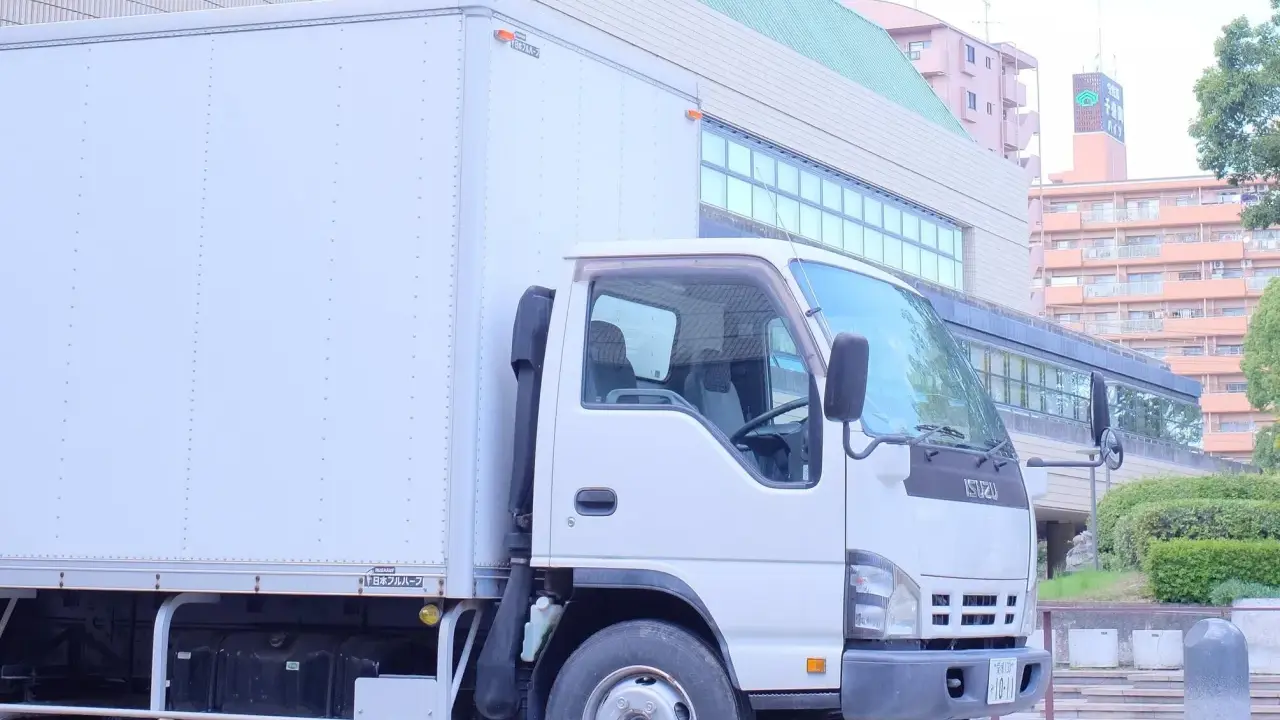 Camión Isuzu blanco, listo para la entrega. Con mi permiso C, ¡puedo conducir este vehículo!