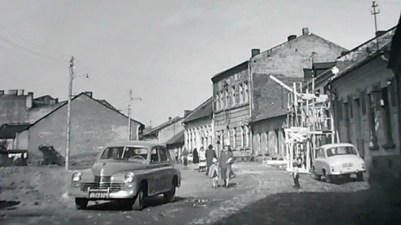 Ulica w budowie, stare samochody i ludzie. Sos ciuchy i borciuchy miejsce, gdzie czas się zatrzymał.
