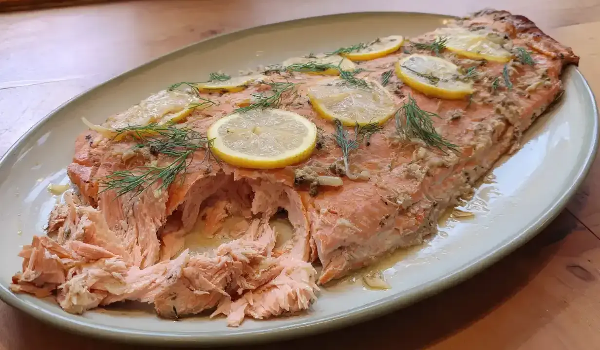 En saftig hel fisk i ugn, toppad med citronskivor och dill. Perfekt för en härlig middag.