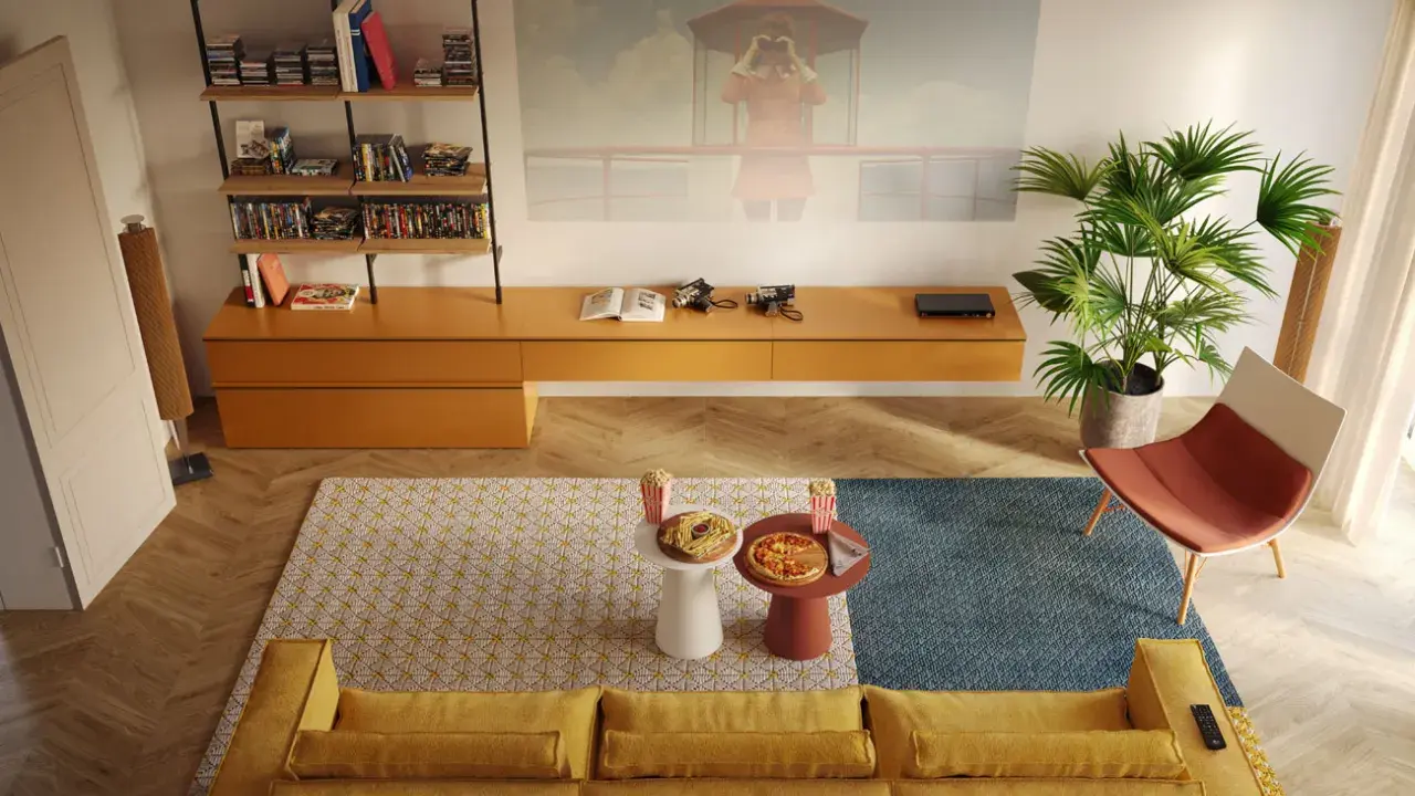 Un divano giallo accogliente, tavolini con pizza e popcorn, e una proiezione sul muro: perfette idee salotti piccoli per serate cinema.