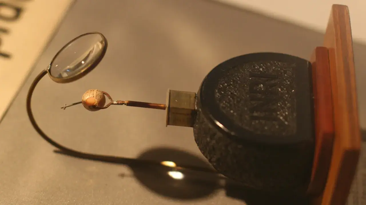 Mikroskopijna książeczka, eksponat w muzeum najmniejszych książek świata, czeka na odkrycie pod lupą.