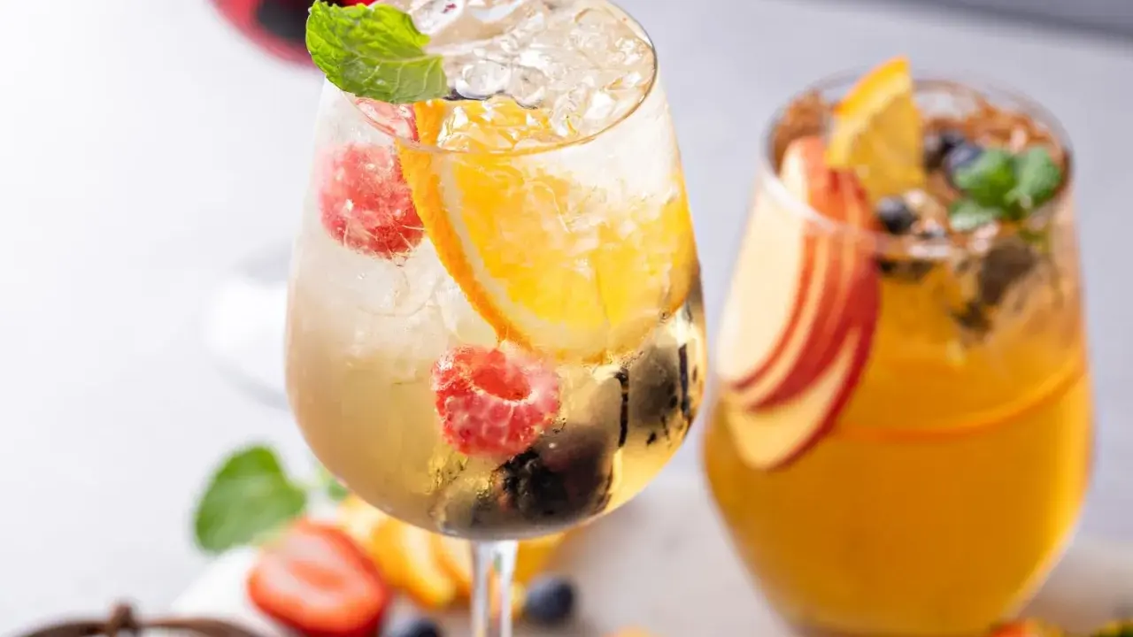 Orzeźwiające drinki z malinami, pomarańczą i miętą. Idealne z czym pić prosecco na letnie popołudnie.