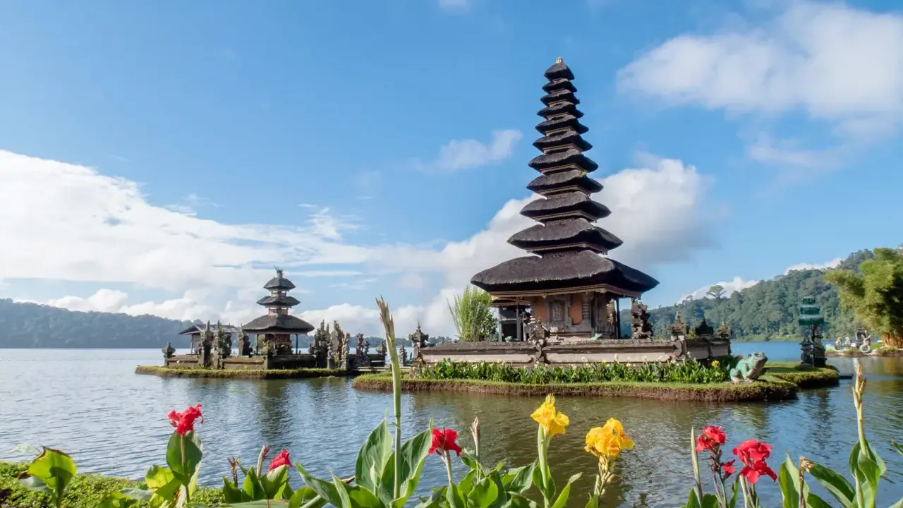 Świątynia Pura Ulun Danu Bratan na Bali, symbol balijskiej religii, majestatycznie wznosi się nad jeziorem.