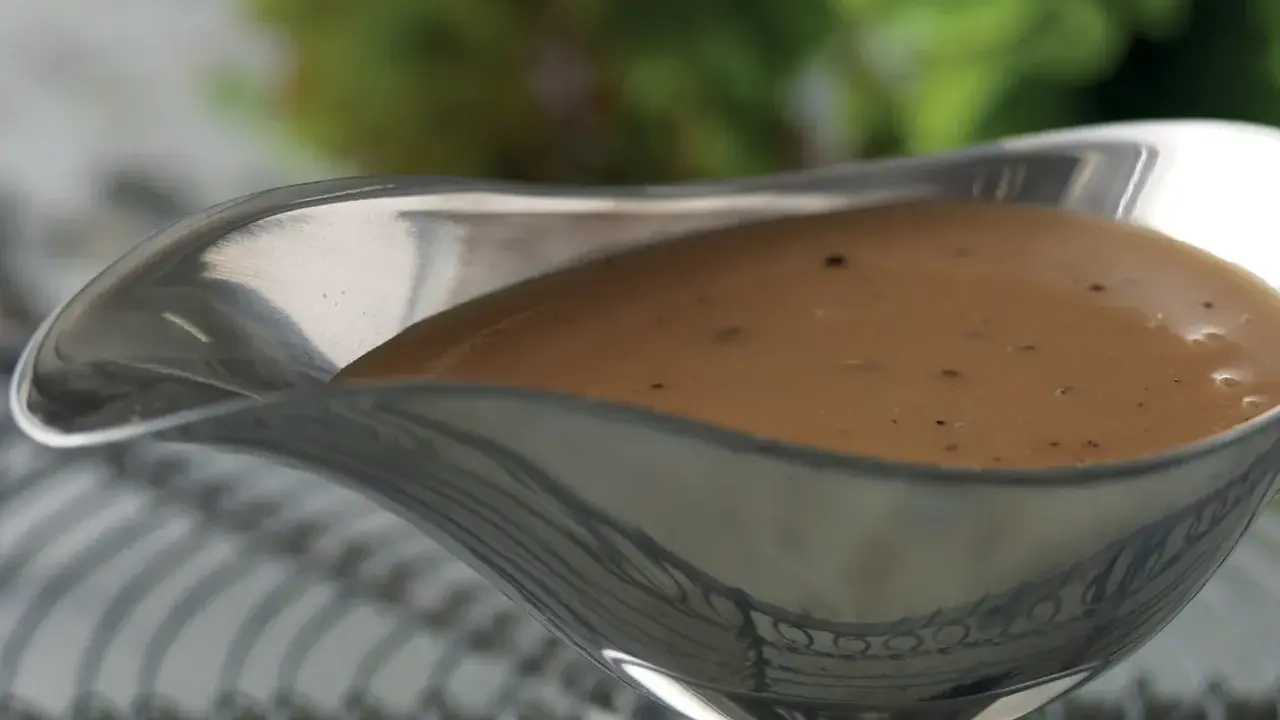 En skål med krämig brunsås, perfekt för att förhöja smaken på din middag. Ett enkelt brunsås recept för alla tillfällen.