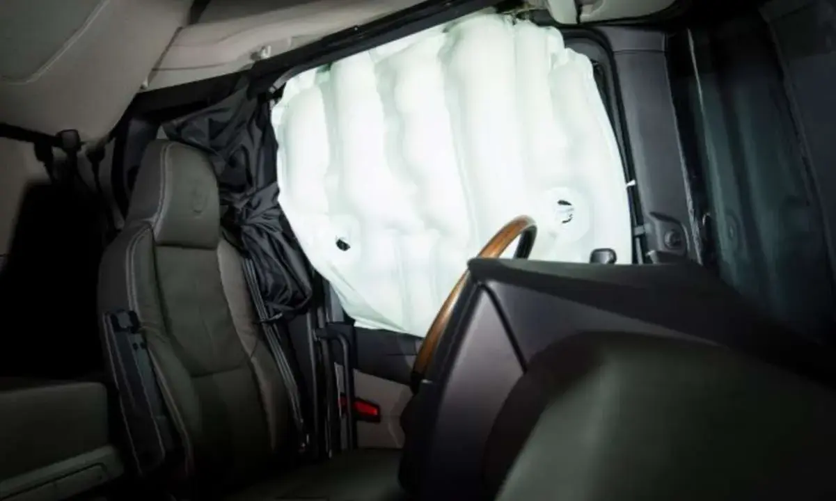 Nadmuchane kurtyny powietrzne w samochodzie chronią pasażerów. Widać fotel kierowcy i fragment kierownicy.
