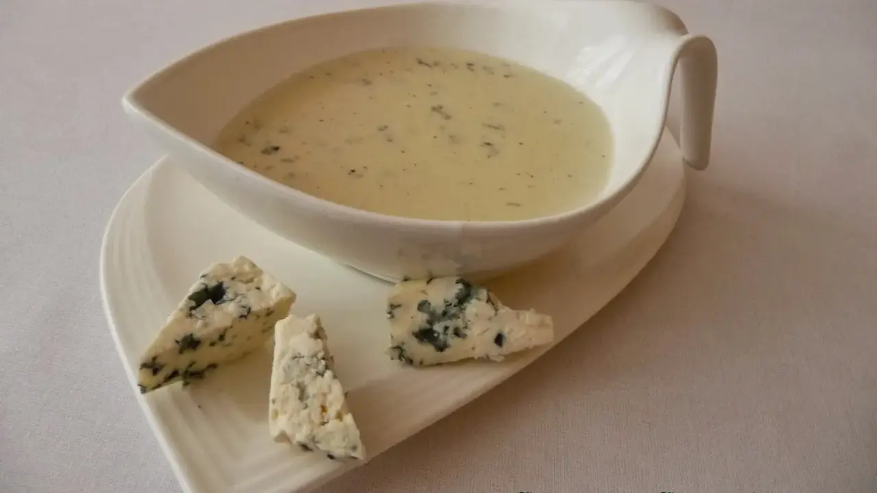 Roquefort: Król serów owczych z Francji. Jak go jeść i z czym łączyć?