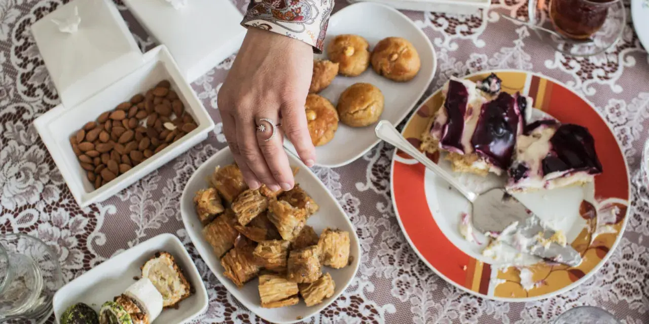 Festliche Tafel mit Süßigkeiten und Mandeln, ein Genuss zum Eid al Fitr in Deutschland.