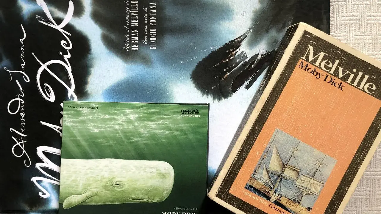 Libri di Herman Melville: Moby Dick in diverse edizioni, tra cui un audiolibro con una balena verde e una versione con nota di Giorgio Fontana.