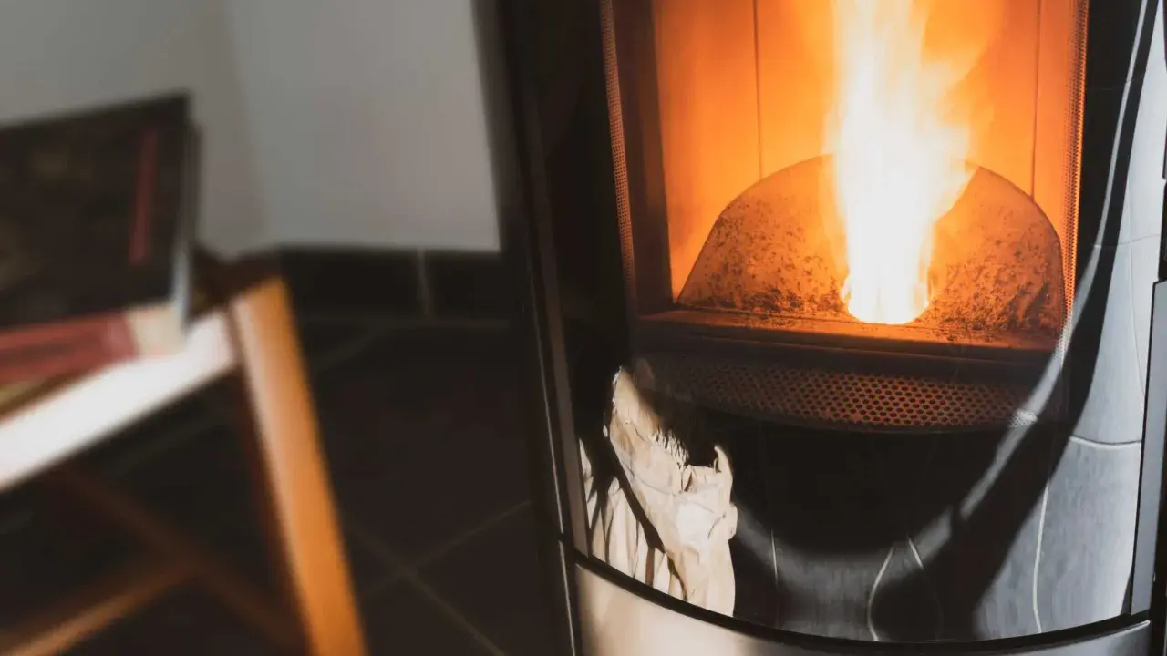 Flammes vives dans un poêle à granulés, l'échangeur de chaleur assure une diffusion rapide de la chaleur.
