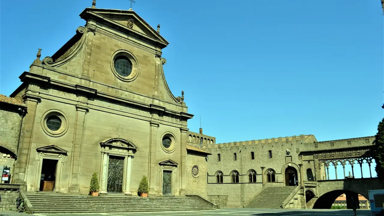 Piazza di Viterbo, con la facciata imponente della chiesa e il Palazzo dei Papi. Un viaggio da Viterbo a Tuscania inizia qui.