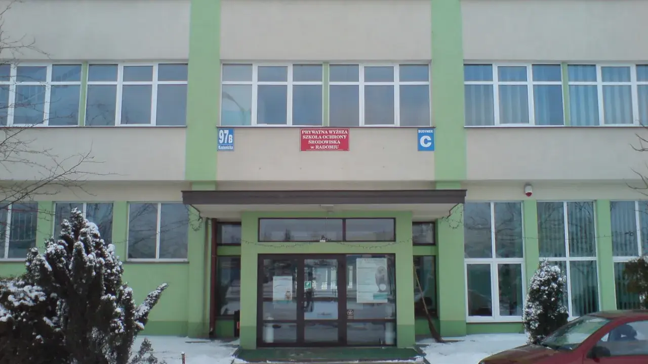Budynek prywatnej wyższej szkoły ochrony środowiska w Radomiu, zimą.