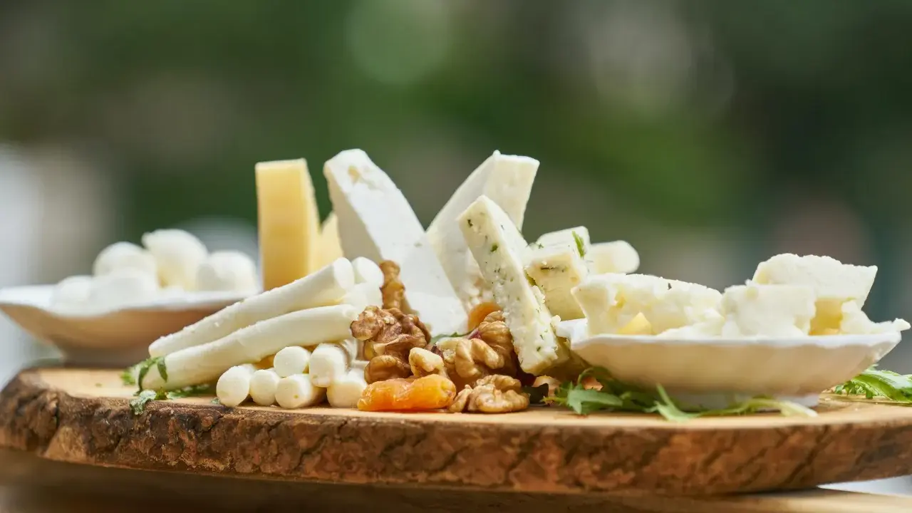 Deska serów z orzechami i suszonymi morelami. Zastanawiasz się, ile kcal ma plaster sera?