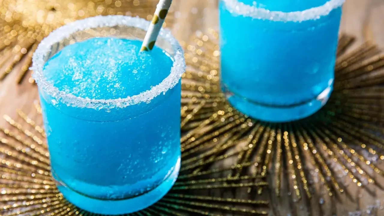 Niebieskie drinki z wódką i Blue Curacao: 5 przepisów na imprezę