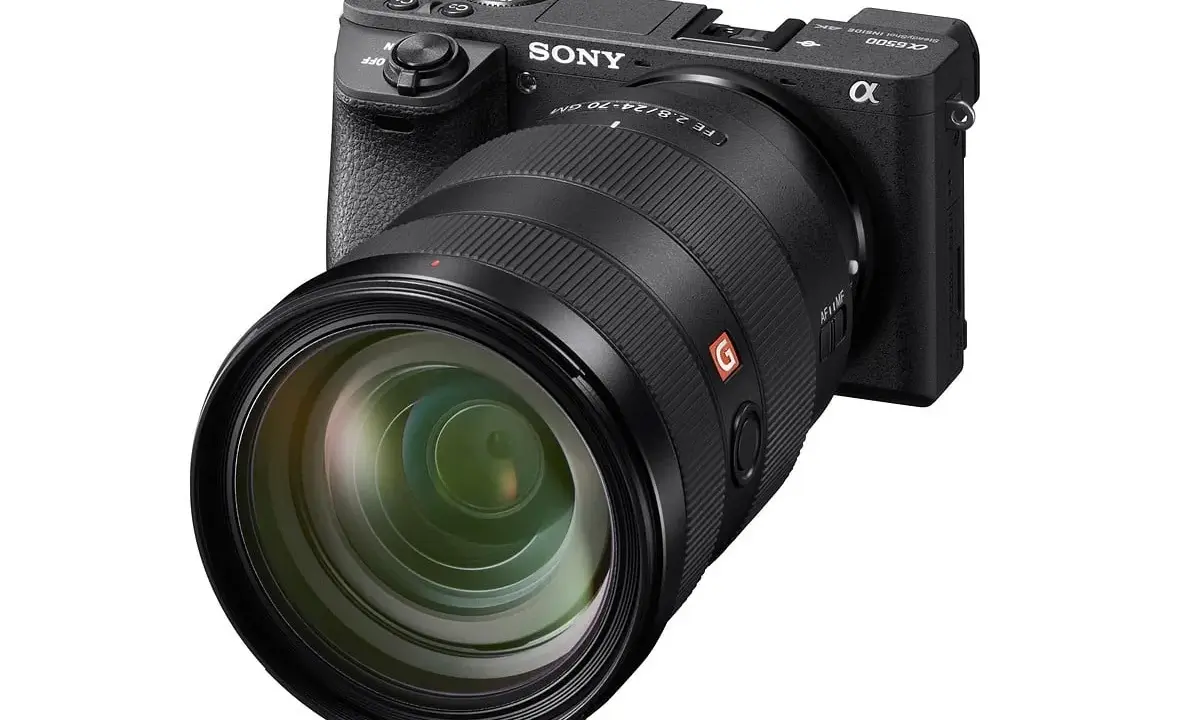 Sony a6500 con obiettivo FE 2.8/24-70 GM, pronta per catturare ogni dettaglio.