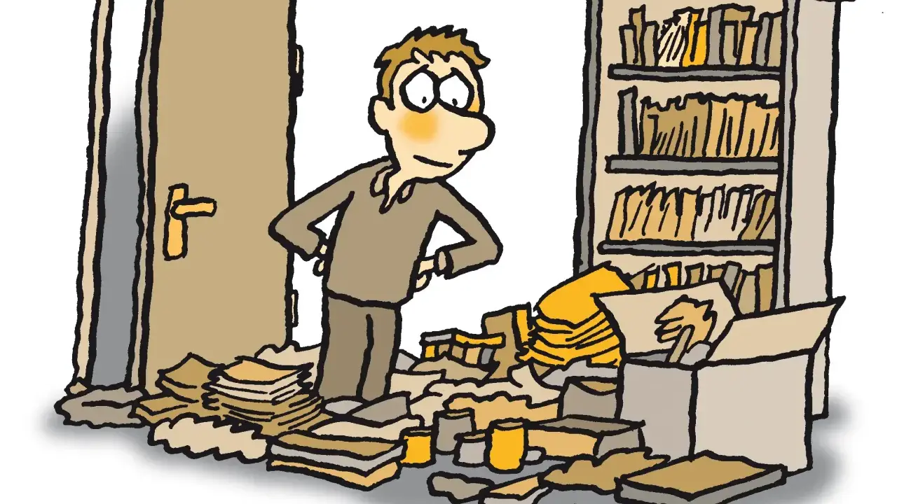 Mann steht in einem Chaos aus Papier und Kartons, fragt sich: warum kann ich keine Ordnung halten? Ein offenes Regal und eine Tür im Hintergrund.