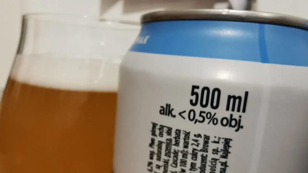 Piwo 0 od ilu lat? Na puszce widnieje napis "alk. < 0,5% obj.", co oznacza, że jest to piwo bezalkoholowe.