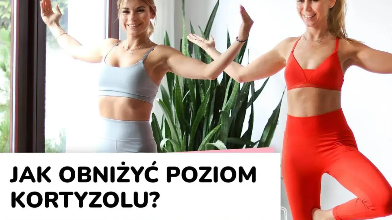 Dwie kobiety ćwiczą jogę, by nauczyć się, jak obniżyć kortyzol. W tle duża roślina i piesek.