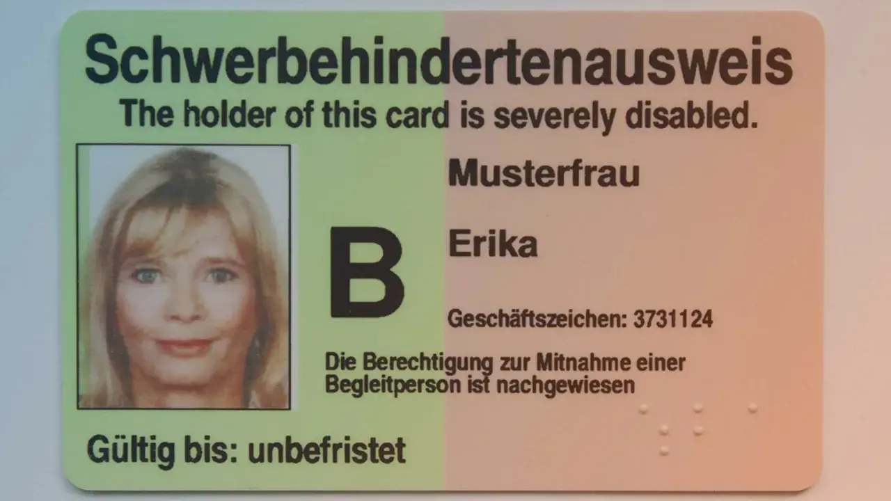 Schwerbehindertenausweis für Erika Musterfrau. Der Ausweis bestätigt die Berechtigung zur Mitnahme einer Begleitperson, was für Menschen mit COPD wichtig ist.