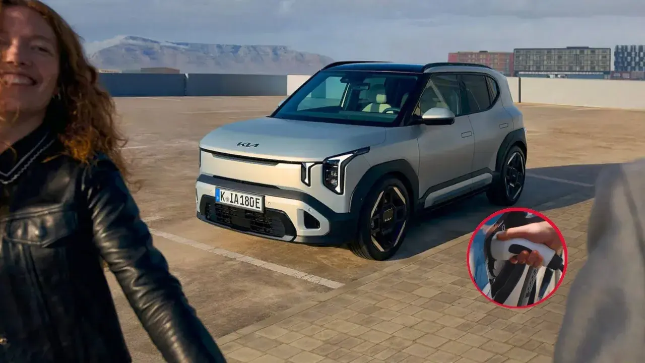 Un hombre sonriente se acerca a su primer vehículo eléctrico, un moderno SUV plateado, listo para cargarlo.
