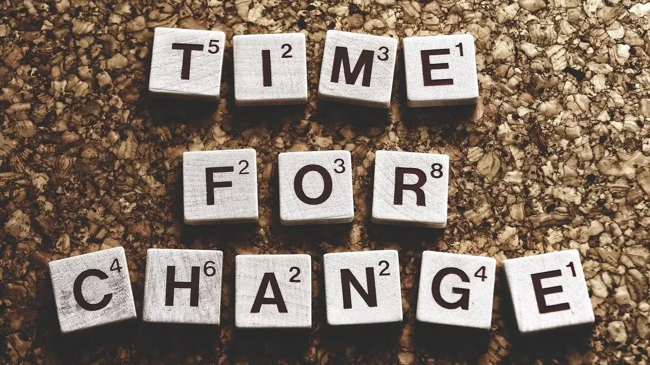 Tessere del gioco "Scrabble" compongono la frase "TIME FOR CHANGE". Le cose non cambiano, siamo noi che cambiamo.