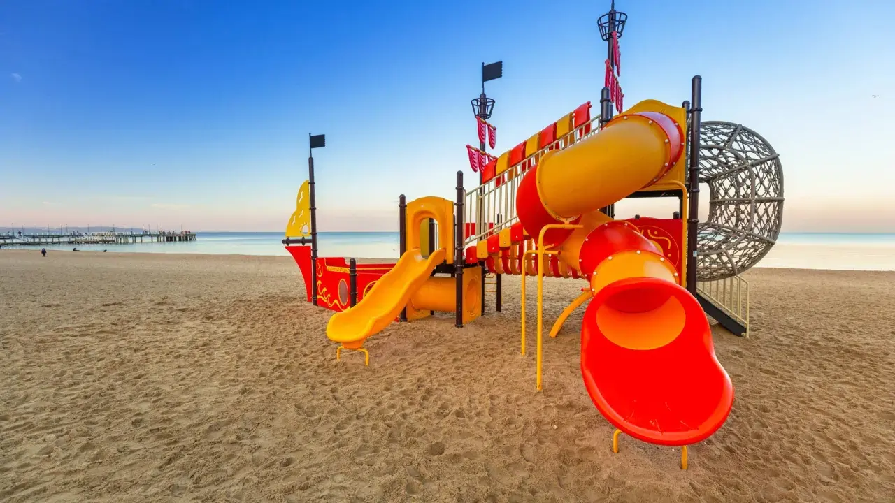 Kolorowy plac zabaw w kształcie statku pirackiego na plaży w Gdańsku. Idealne miejsce na wakacje gdansk dla dzieci.