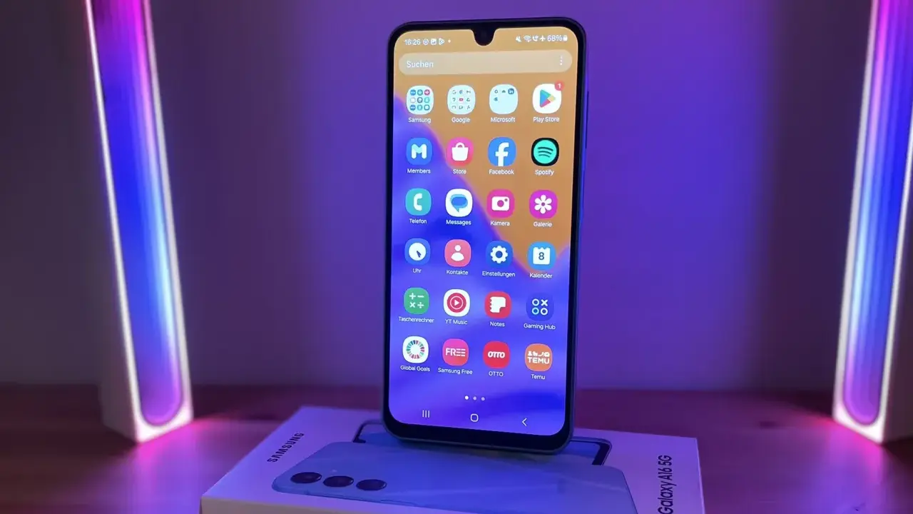 Nowy Samsung A16 5G z kolorowym podświetleniem. Na ekranie widoczne ikony aplikacji, m.in. Facebook, Spotify, YouTube.