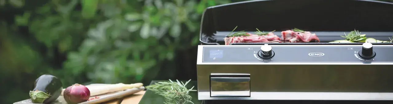 Viande et légumes prêts à cuire sur une plancha gaz. L'allumer plancha gaz est simple, pour un repas en extérieur.
