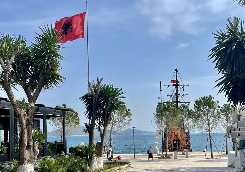 Albania: Bezpieczna na wakacje? Mity vs. fakty poradnik Juliusza