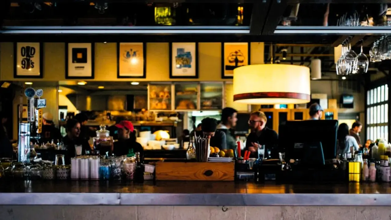 Gente en un bar, discutiendo sobre qué es el derecho de admisión en un bar.