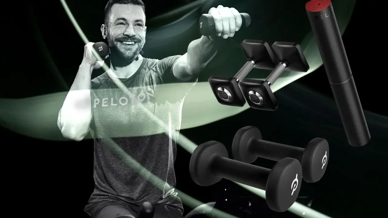 Lächelnder Mann mit Hanteln, bereit für Muskelaufbau und Cardio. Hanteln und eine Rolle liegen daneben.