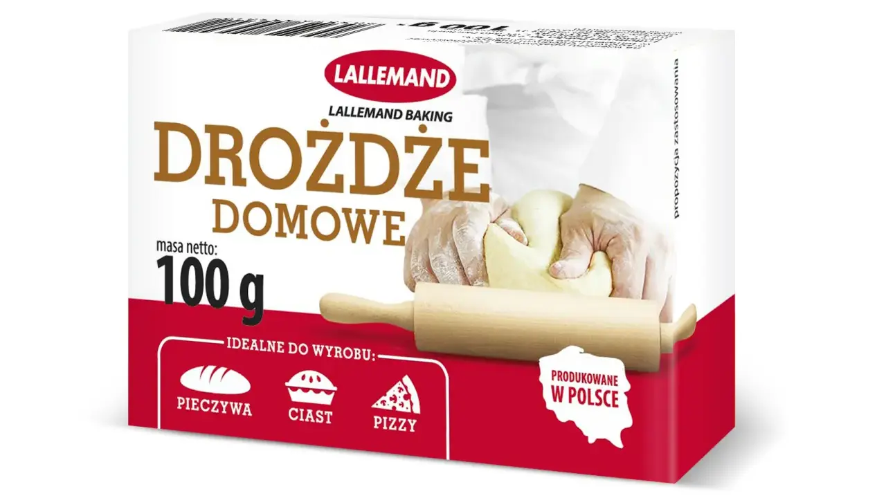 Opakowanie drożdży domowych Lallemand. Dłonie zagniatają ciasto, obok wałek. Idealne do pieczywa, ciast i pizzy. Porównanie drożdży suchych a świeżych.