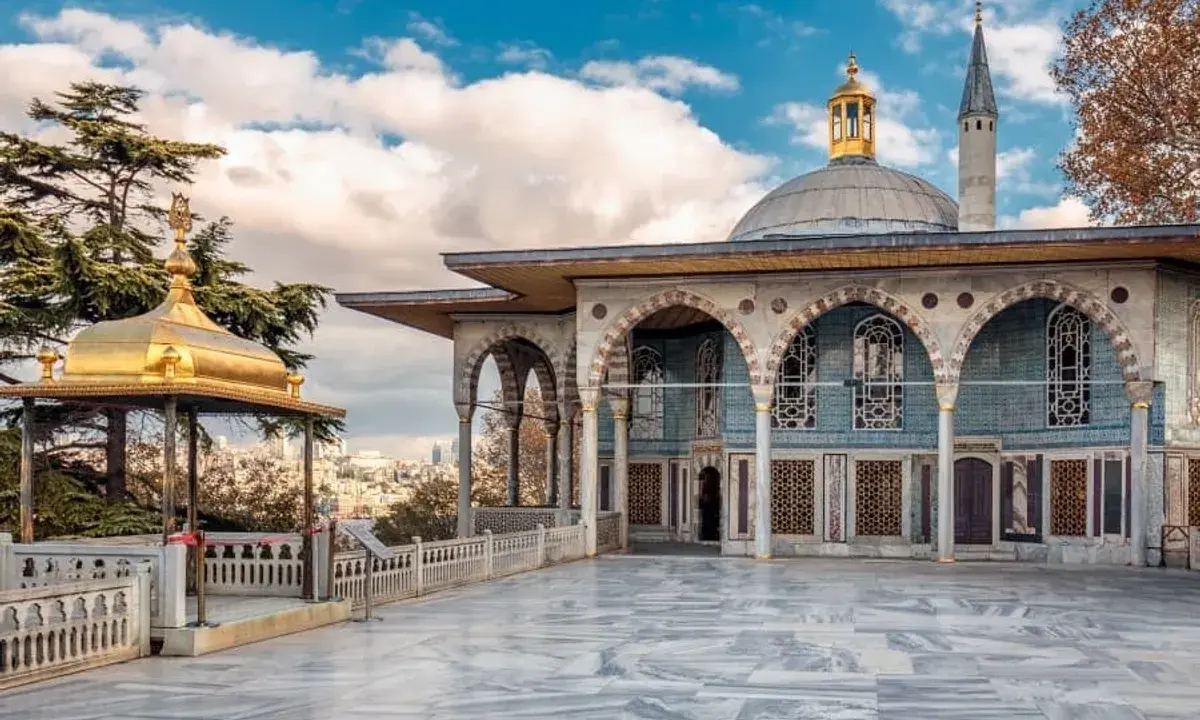 Goldene Kuppel und osmanische Architektur im Topkapi Palast, ein absolutes **Istanbul must see**.