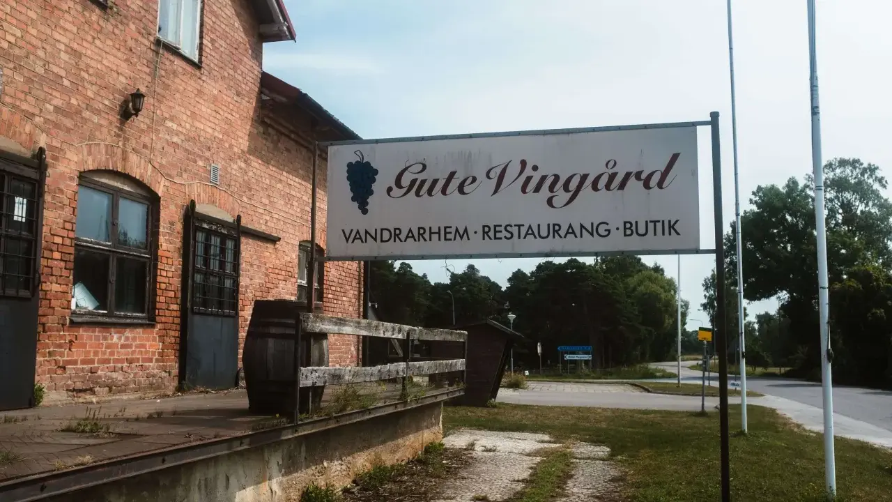 Gute Vingård i Hablingbo erbjuder vandrarhem, restaurang och butik. En skylt visar vägen till denna mysiga vingård.