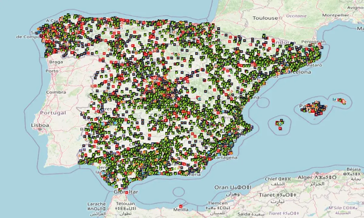 Mapa de España y Portugal con miles de puntos de recarga para coches eléctricos.