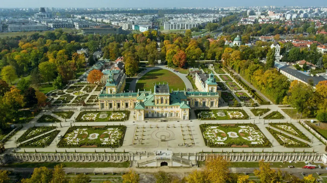 Pałac w Wilanowie z barokowymi ogrodami to wspaniałe darmowe atrakcje Warszawa. Jesienne liście dodają uroku.