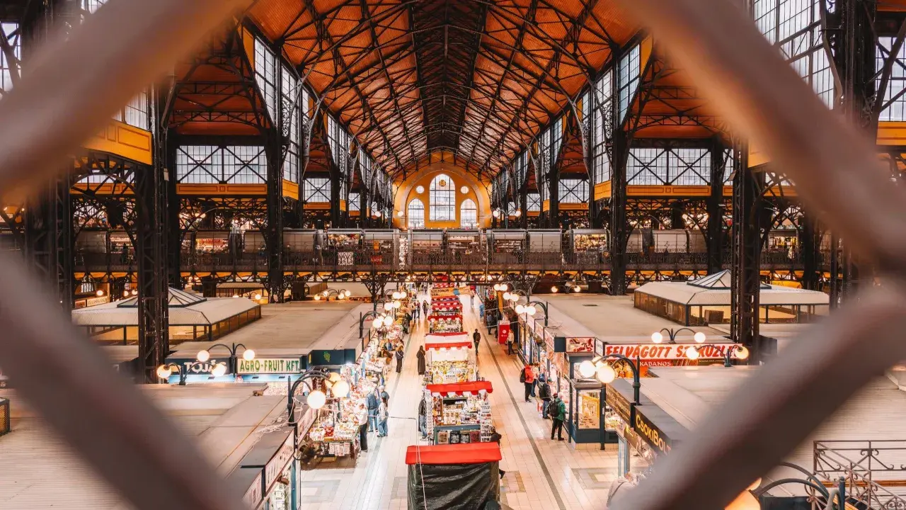 Budapest Geheimtipps: Die beeindruckende Markthalle mit ihren vielen Ständen und dem architektonischen Dach ist ein Muss.
