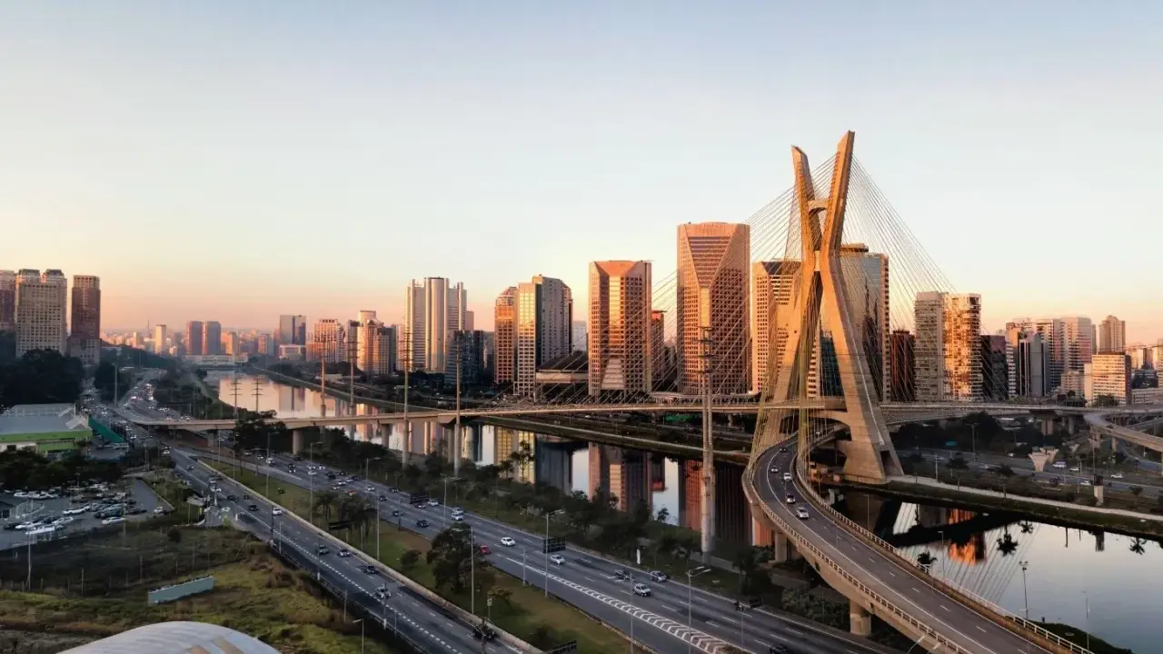 Sonnenuntergang über der Skyline von São Paulo, mit dem Ponte Estaiado und dem Fluss Tietê.