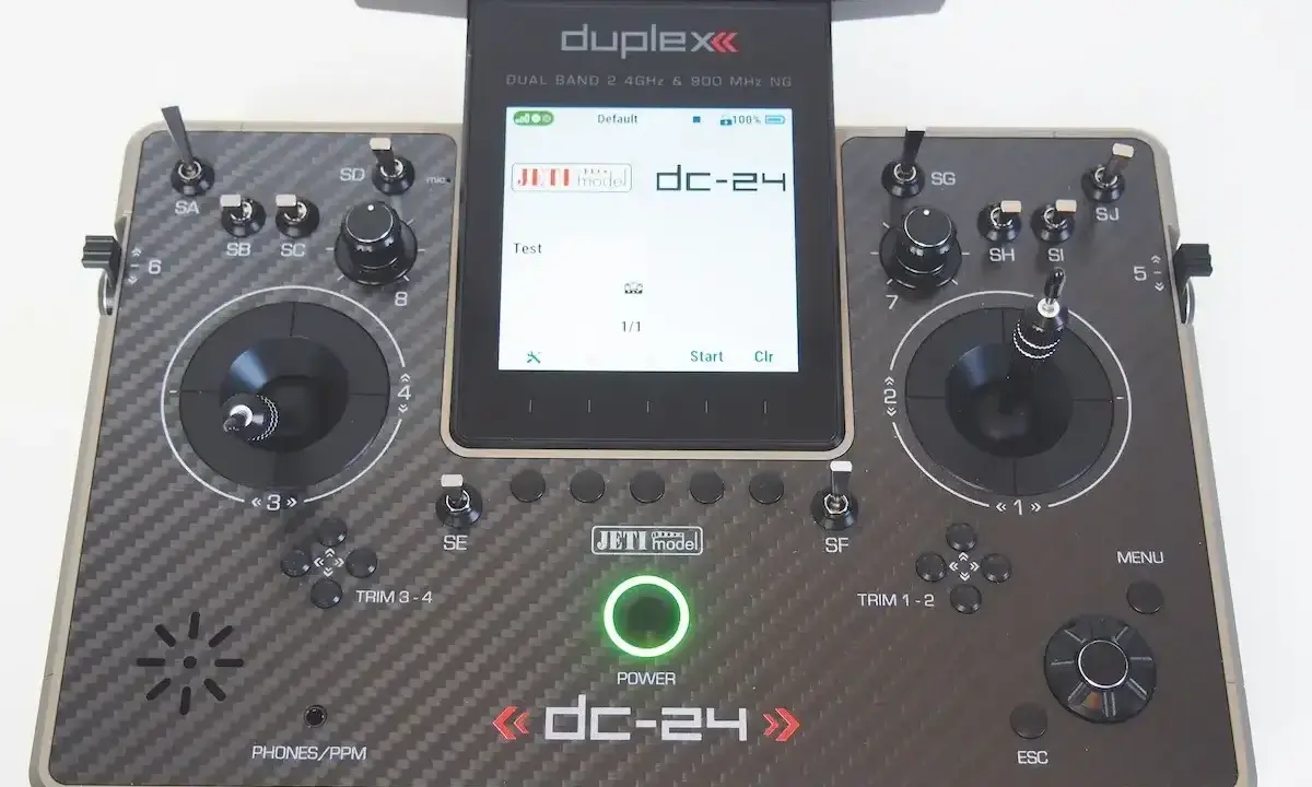 Jeti DS 24 v2 Fernsteuerung mit zwei Joysticks, vielen Schaltern und einem Touchscreen.