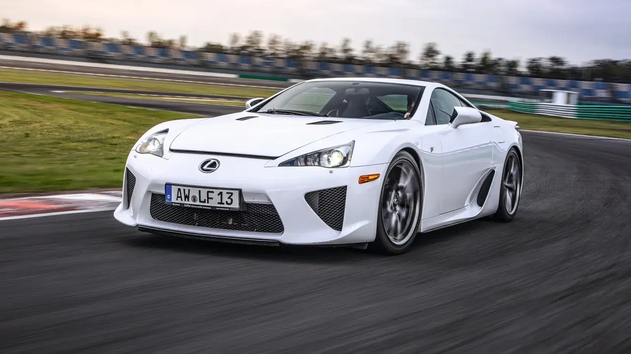 Weißer Lexus LFA auf Rennstrecke, ein Traumauto, dessen Lexus LFA Preis für Sammler unbezahlbar ist.