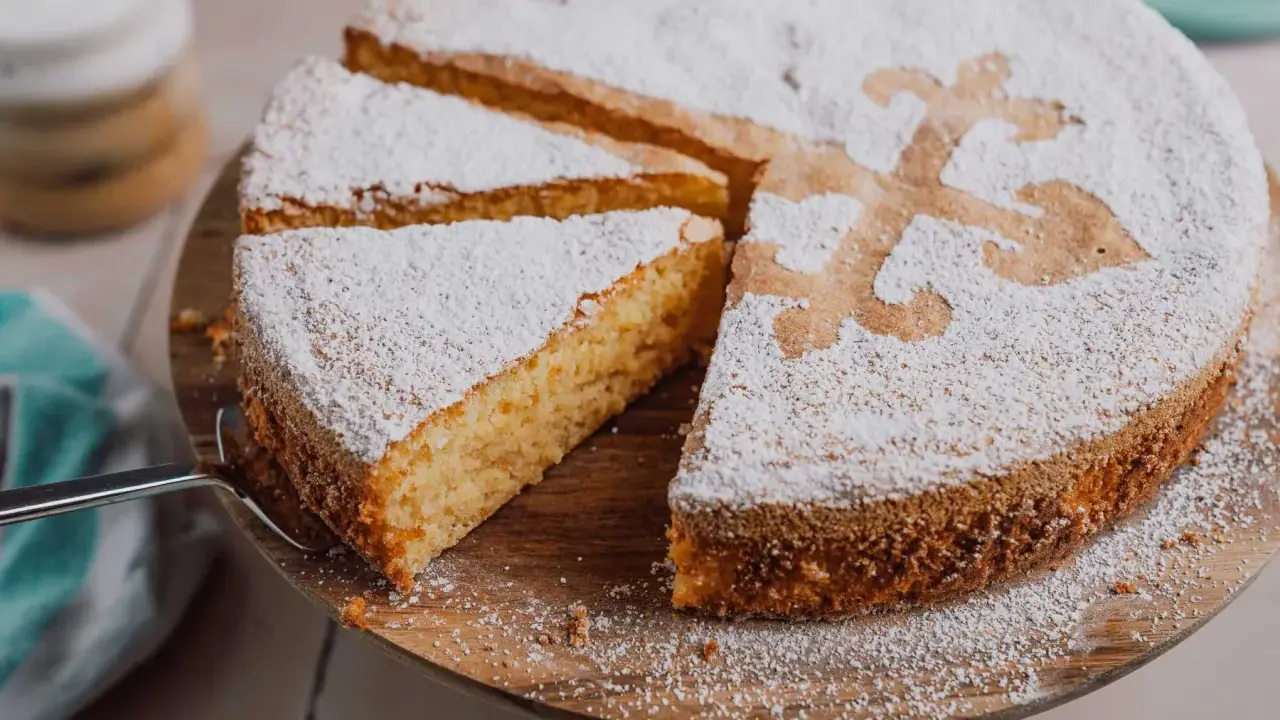Ein köstlicher spanischer Kuchen, bestäubt mit Puderzucker und verziert mit einem Kreuzmuster.