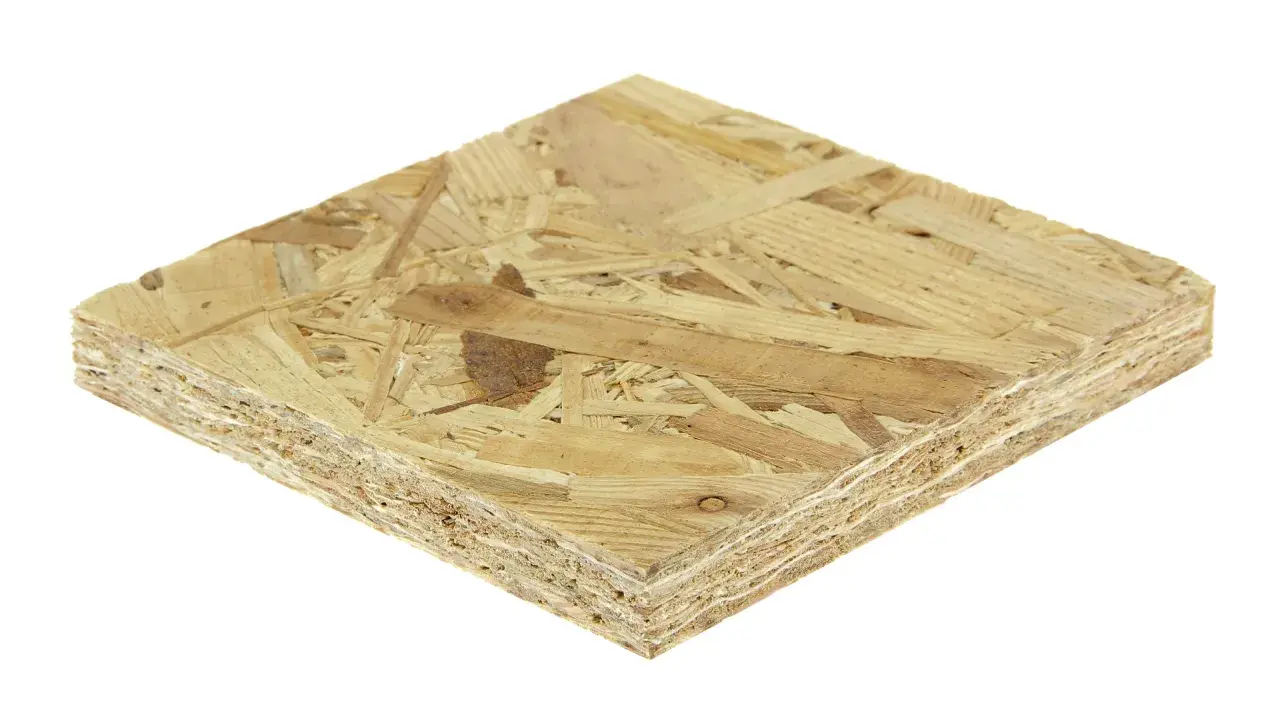 Échantillon de panneau OSB 22mm, composé de copeaux de bois compressés, offrant une grande résistance pour la construction.