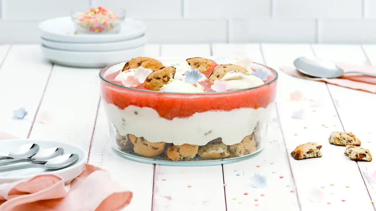 Schichtdessert mit Erdbeerpüree, Sahne und Keksen. Ein schnelles Party-Dessert, das alle lieben werden.