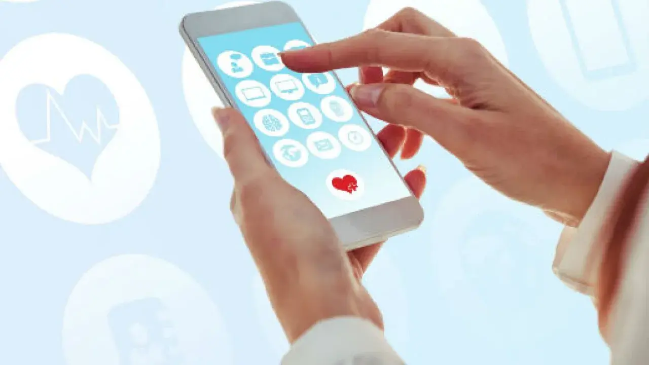 Une personne utilise une application santé smartphone avec des icônes médicales.