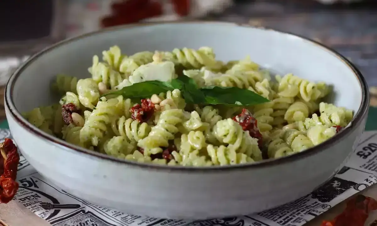 Pastasallad med krämig pesto, pinjenötter, ost och smakrika soltorkade tomater. En härlig sommarrätt.