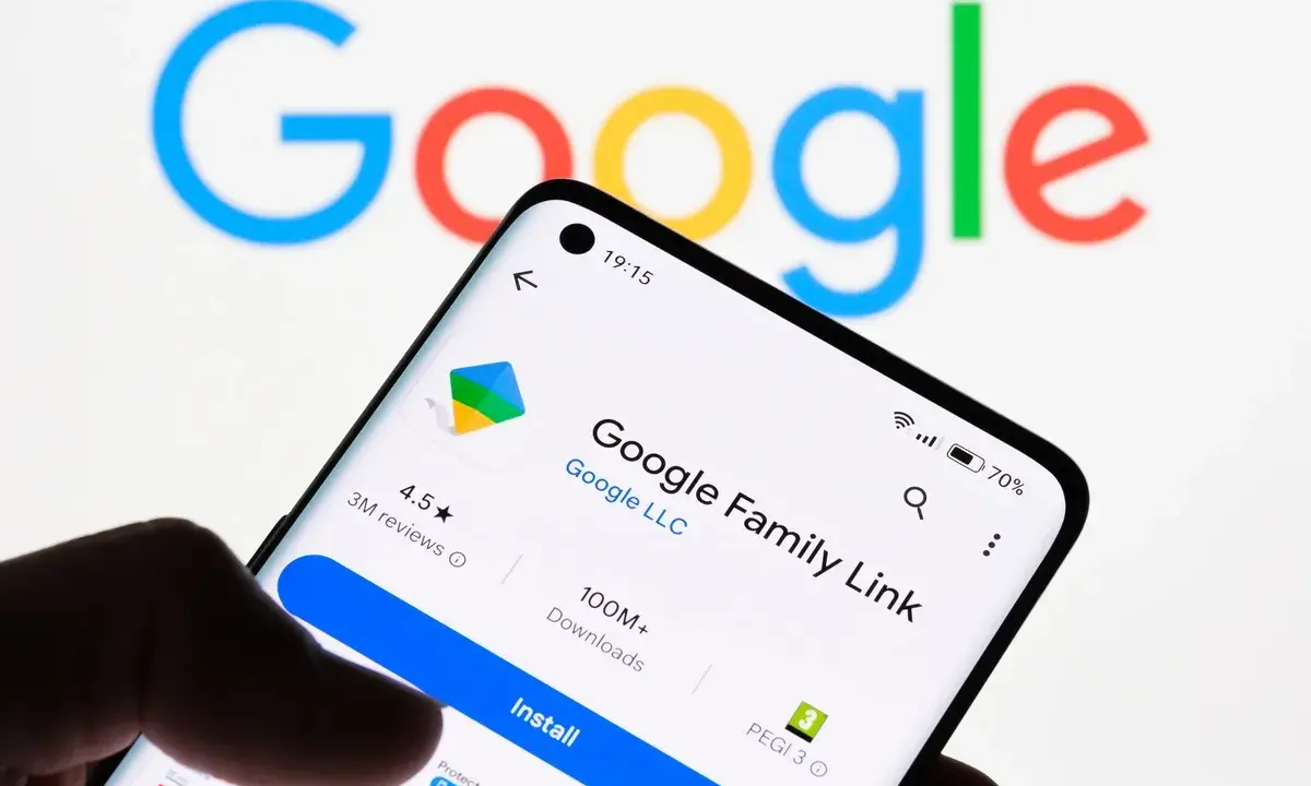 Telefon z aplikacją Google Family Link, która umożliwia blokadę rodzicielską na telefonie.