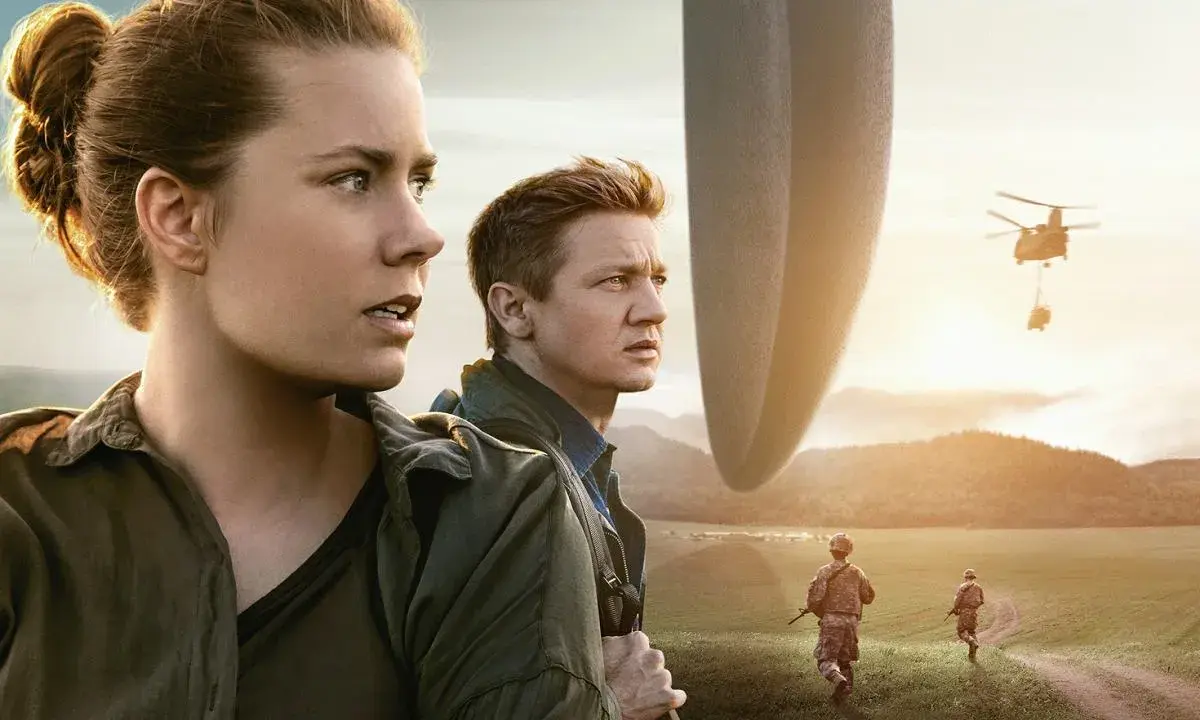 Amy Adams i Jeremy Renner patrzą na gigantyczny statek obcych. W tle żołnierze i helikopter. To może być kluczowe 10 pik znaczenie.